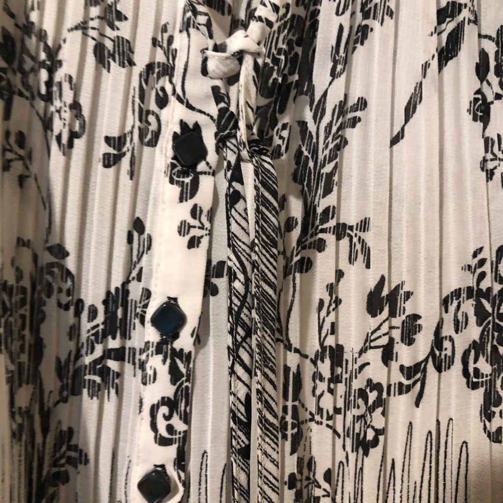 Fashion Bug - Black & White Crinkle Top - Size 2X - Picture 3 of 8
